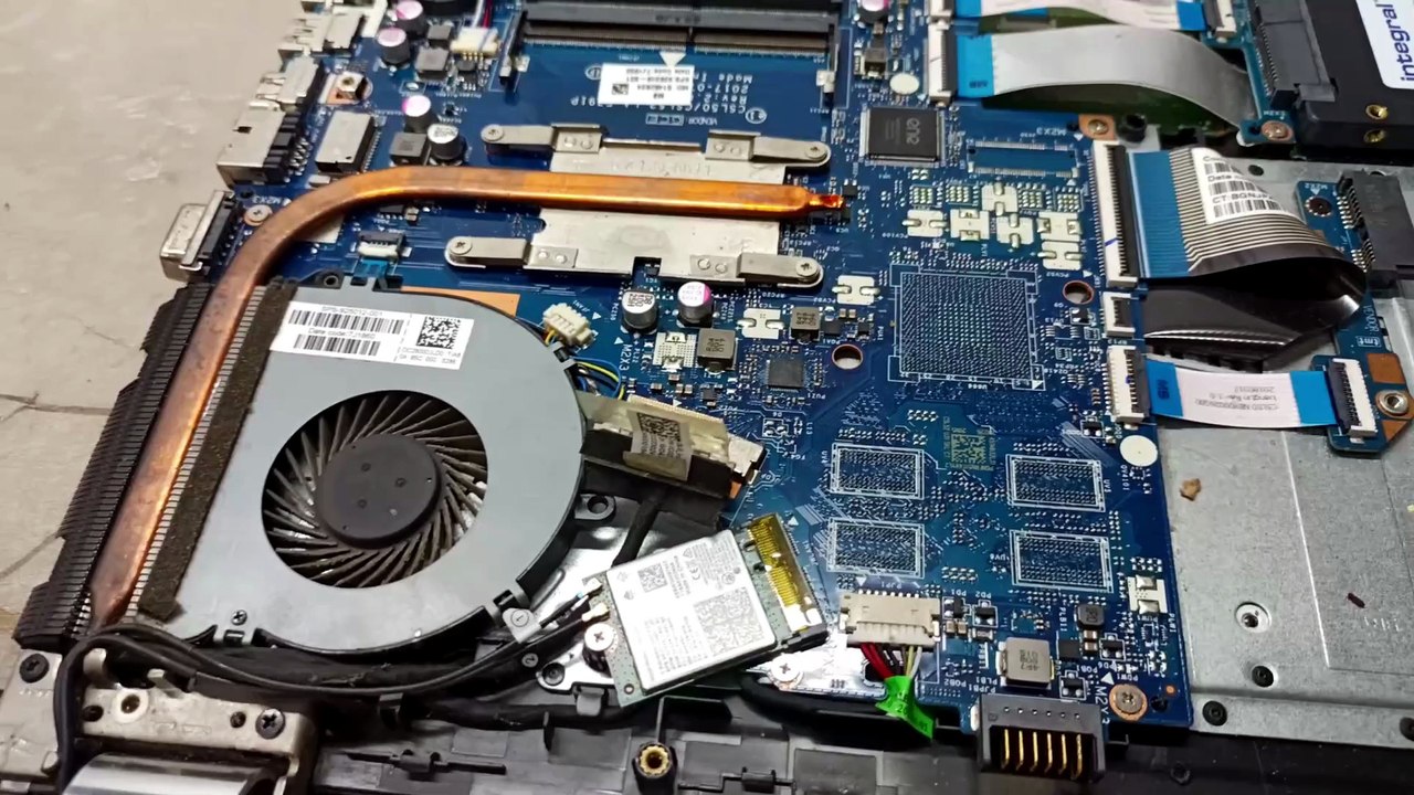 Hp 250 g6 power on display show on external monitor internal display not showing