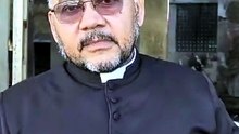 Pároco Leonardo Bezerra fala aos fiéis em meio aos escombros