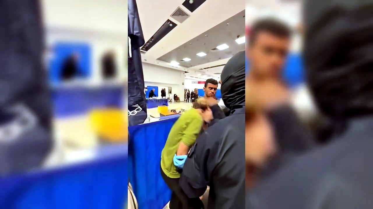 Ministro israelí se graba humillando a activistas de la flotilla, maniatados en el suelo