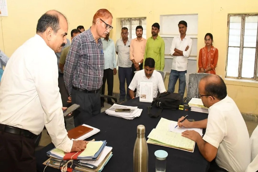 swm news: यहां जलदाय विभाग के दफ्तर में सीलन और अव्यवस्थित रिकॉर्ड पर कलक्टर हुए नाराज