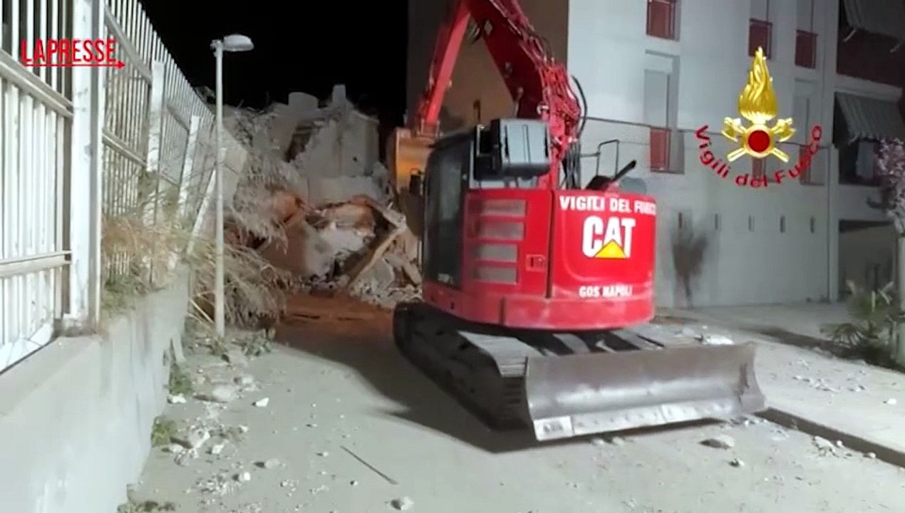 Napoli, le immagini della Vela rossa di Scampia crollata al suolo