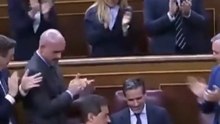 Los aplausos de la bancada popular a Borja Sémper en su regreso al Congreso tras superar un cáncer