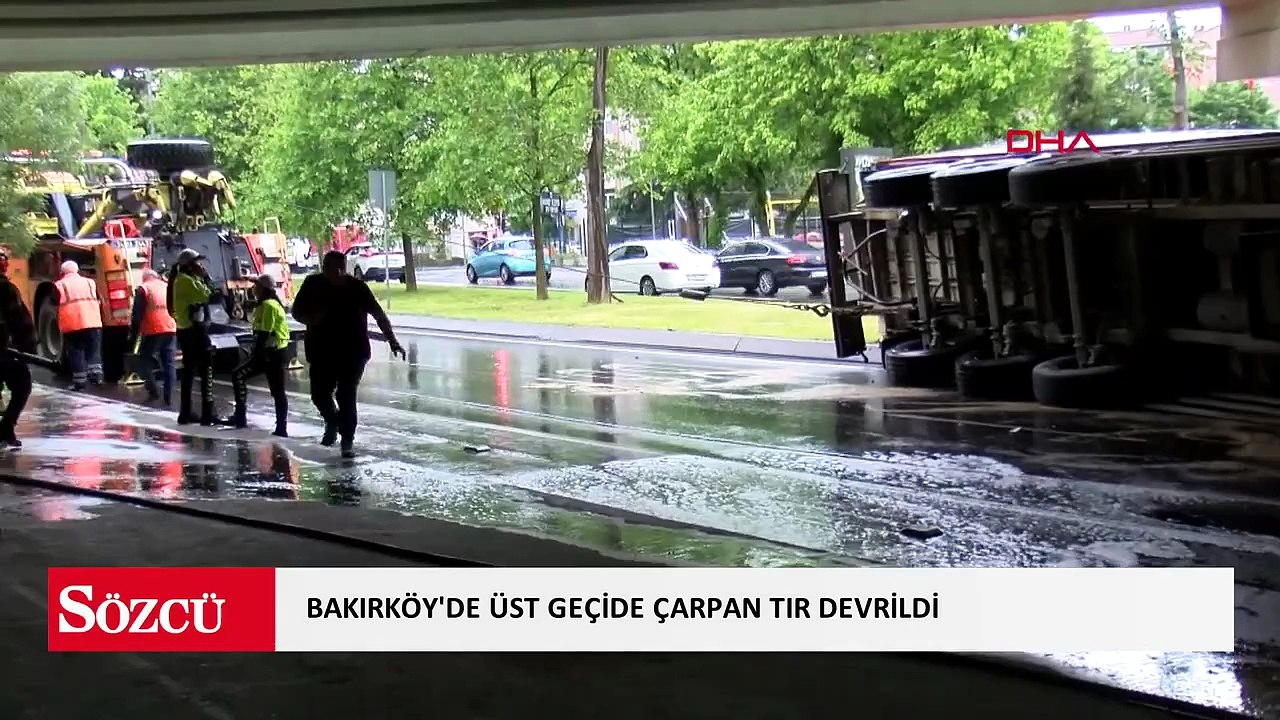 Bakırköy'de üst geçide çarpan TIR devrildi