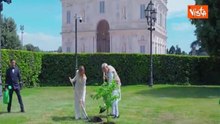 Meloni e il Primo ministro Modi piantano un albero a Villa Pamphilj