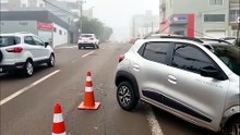 Kwid e Tracker se envolvem em colisão no Bairro Neva