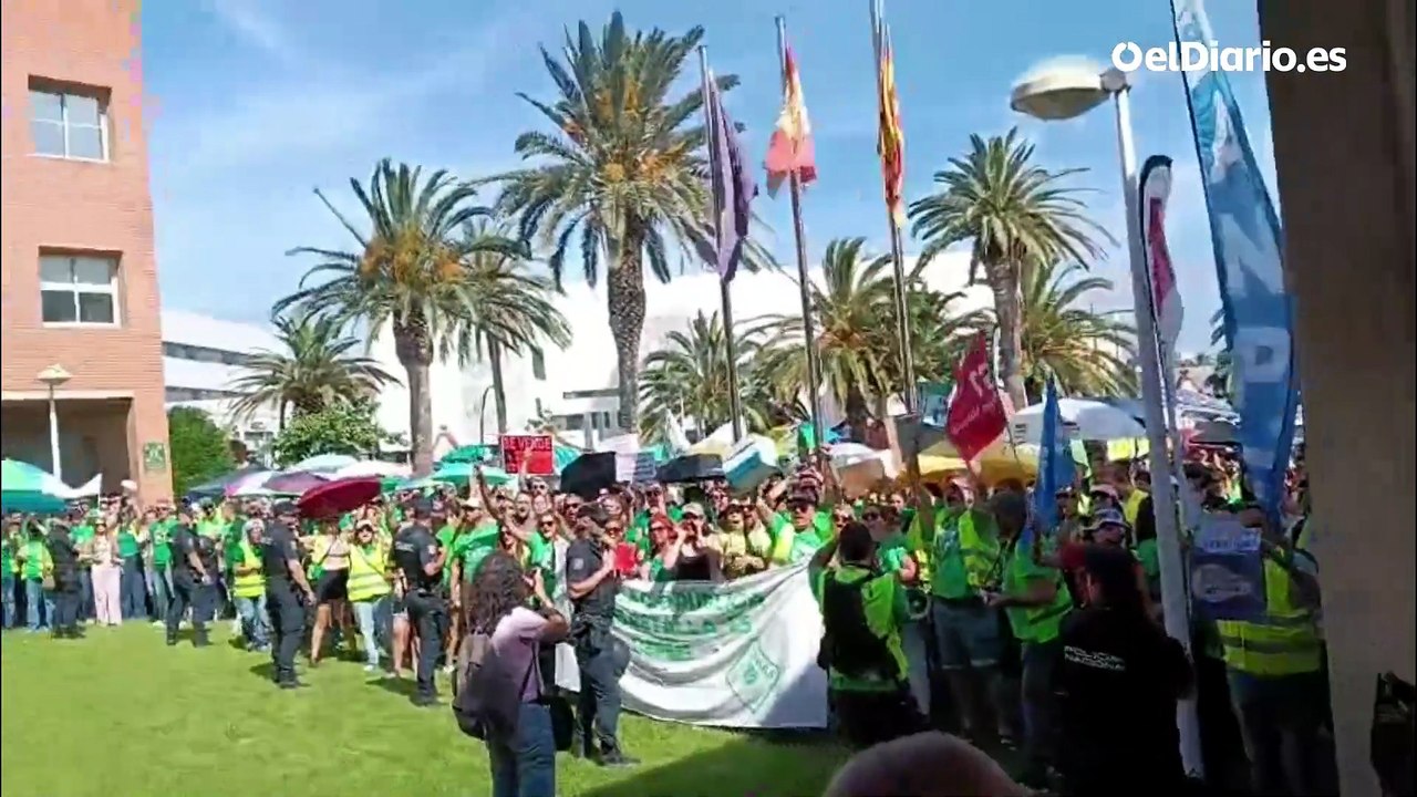 Nueva concentración masiva de docentes valencianos ante la Conselleria tras rechazar su propuesta para frenar la huelga