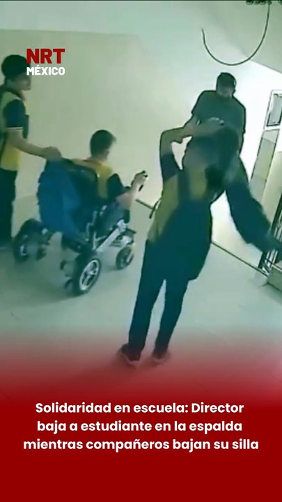 Un director ayudó a un alumno con discapacidad a descender del edificio luego de que el elevador presentara una falla. El menor fue bajado en la espalda, mientras sus compañeros colaboraron bajando su silla de ruedas por las escaleras 🏫♿.