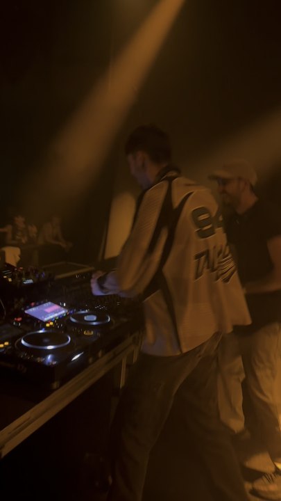 Il y a un an je jouais mon remix en B2B avec @t...