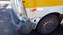 Van desengatada atinge caminhão estacionado no Bairro Alto Alegre