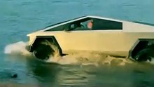 Un hombre fue arr3stado luego de que autoridades señalaran que condujo deliberadamente un Tesla Cybertruck hacia el lago Grapevine para probar la supuesta capacidad del vehículo en el llamado “modo vadeo” ⚡🚙.