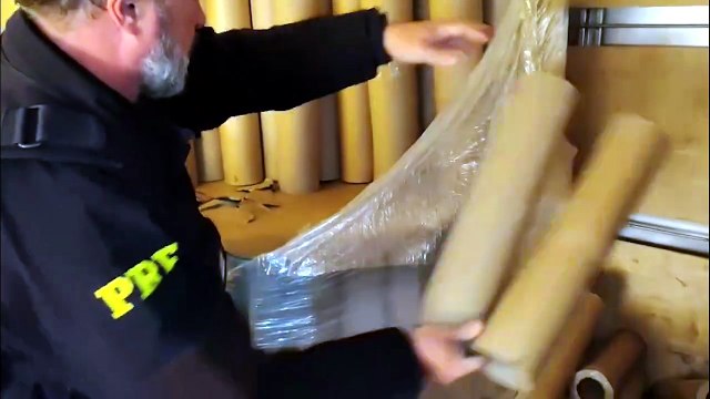 PRF apreende 275 quilos de maconha escondidos em carga de tubos de papel em Cascavel