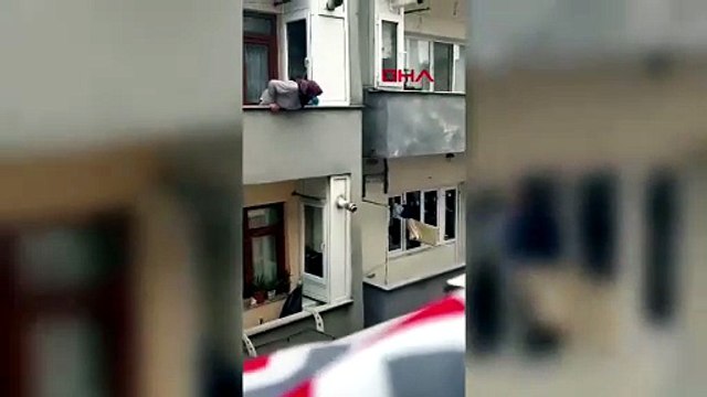 Annesi evde yalnız bıraktı diye mahalleyi ayağa kaldırdı!