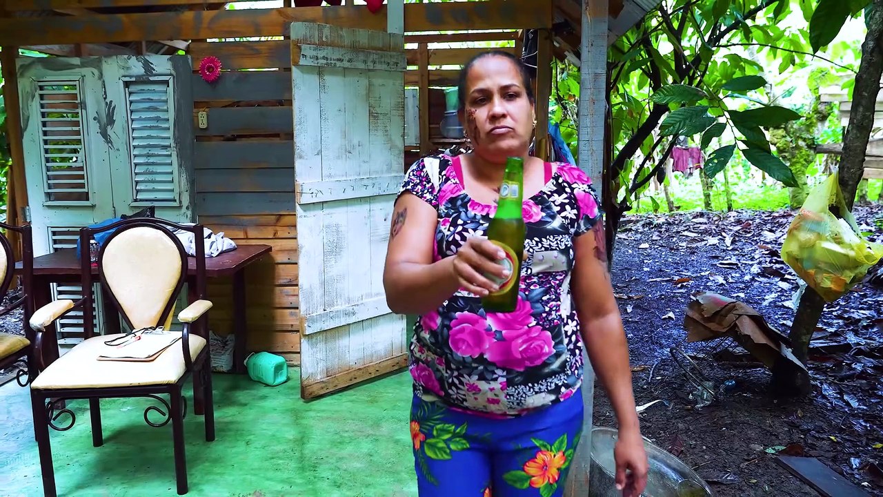Su madre la obliga a beber todos los dias  drama