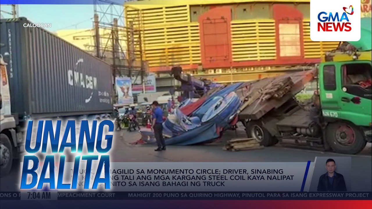 Truck, tumagilid sa Monumento Circle; driver, sinabing 'di kinaya ng tali ang mga kargang steel coil kaya nalipat ang bigat nito sa isang bahagi ng truck | Unang Balita