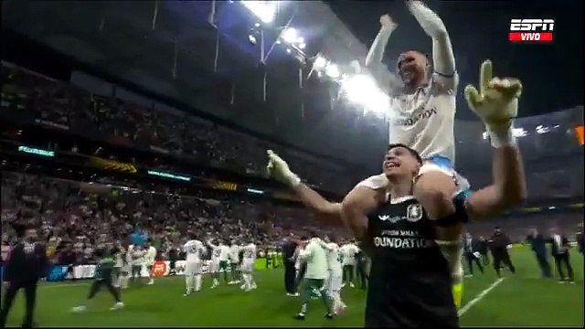 CORTO Así festejaron los argentinos Emiliano 'Dibu' Martínez y Emiliano Buendía la obtención de Aston Villa de la Europa League.