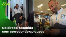 Após convocação inesperada, Weverton é recebido com aplausos, decoração e presente no Grêmio