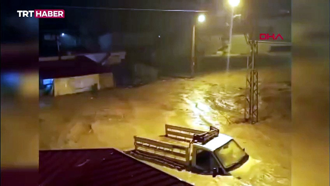 Hatay'da sağanak sele dönüştü: Köprü çöktü, göçük meydana geldi