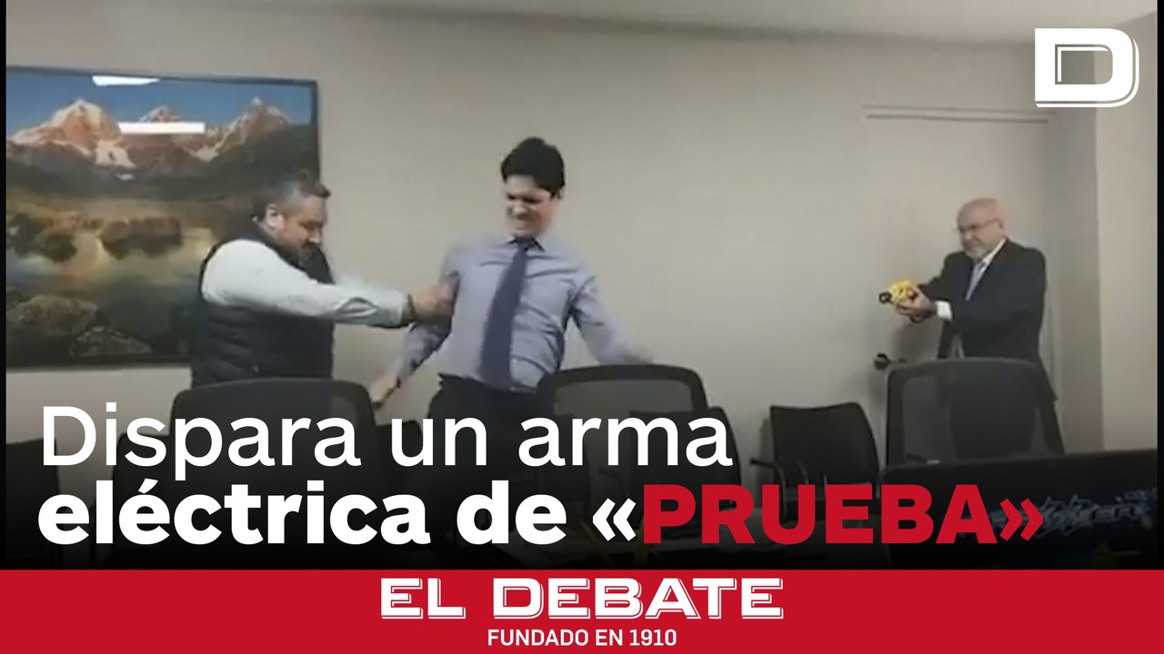 El surrealista vídeo viral de un alcalde peruano disparando con una pistola eléctrica a un asesor