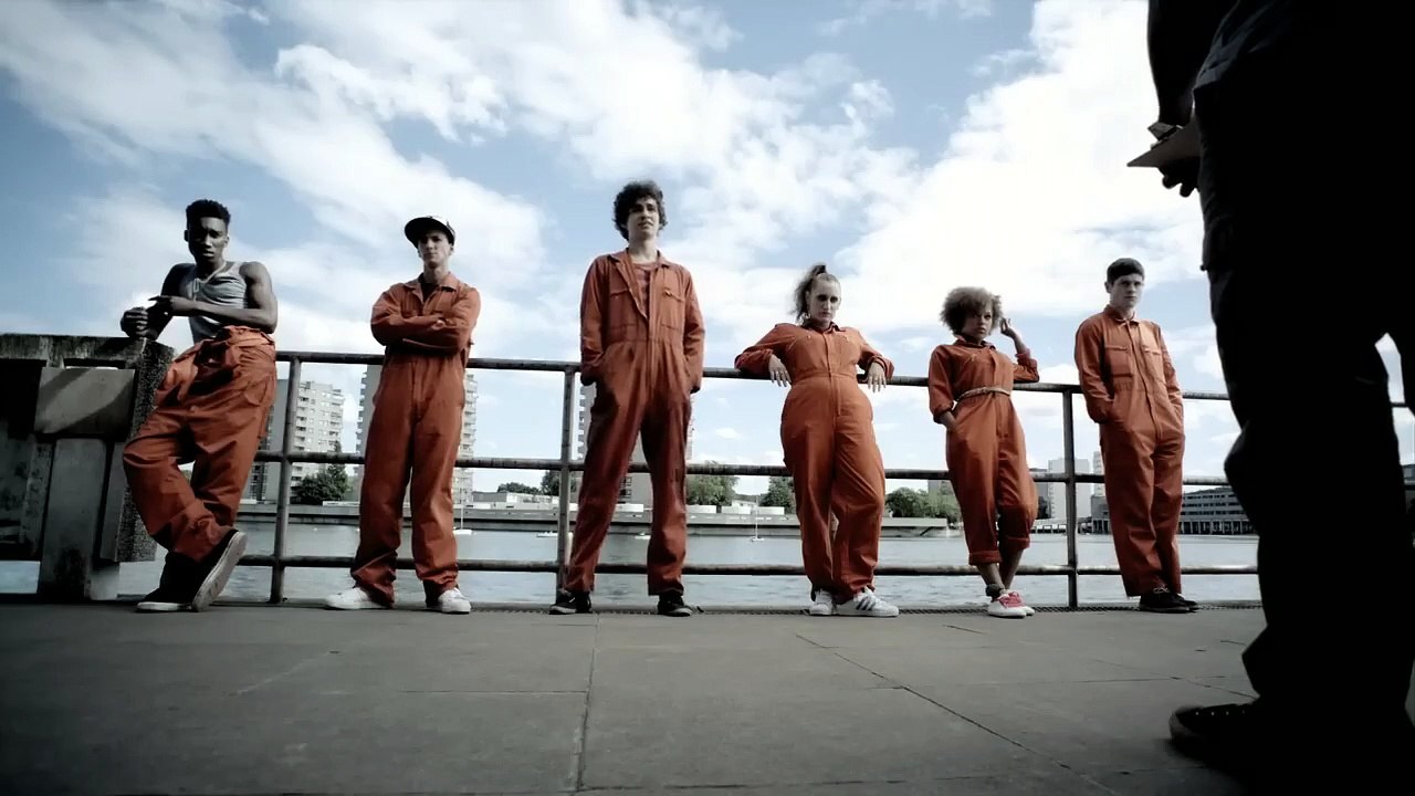 In Misfits kommen jugendliche Straftäter an Superkräfte, treiben damit eine Menge Schabernack