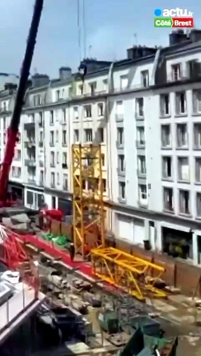 Démontage de la grue aux halles Saint-Louis à Brest