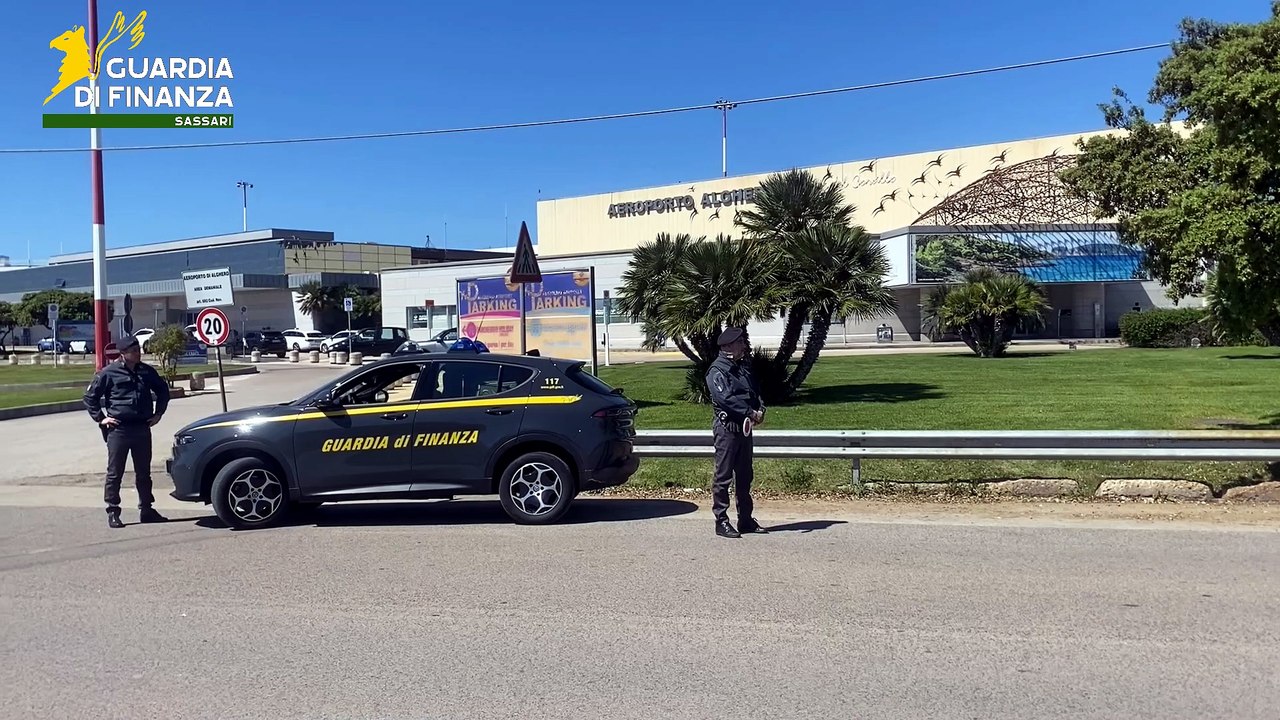Sbarca ad Alghero con 1,2 chili di coca ed eroi...