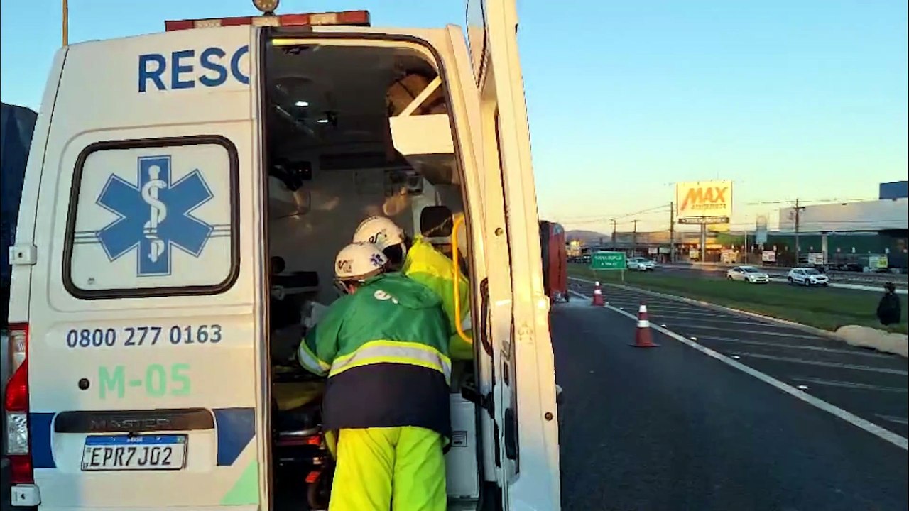 Caminhão tomba no Trevo Guarujá e deixa pistas interditadas na BR-277
