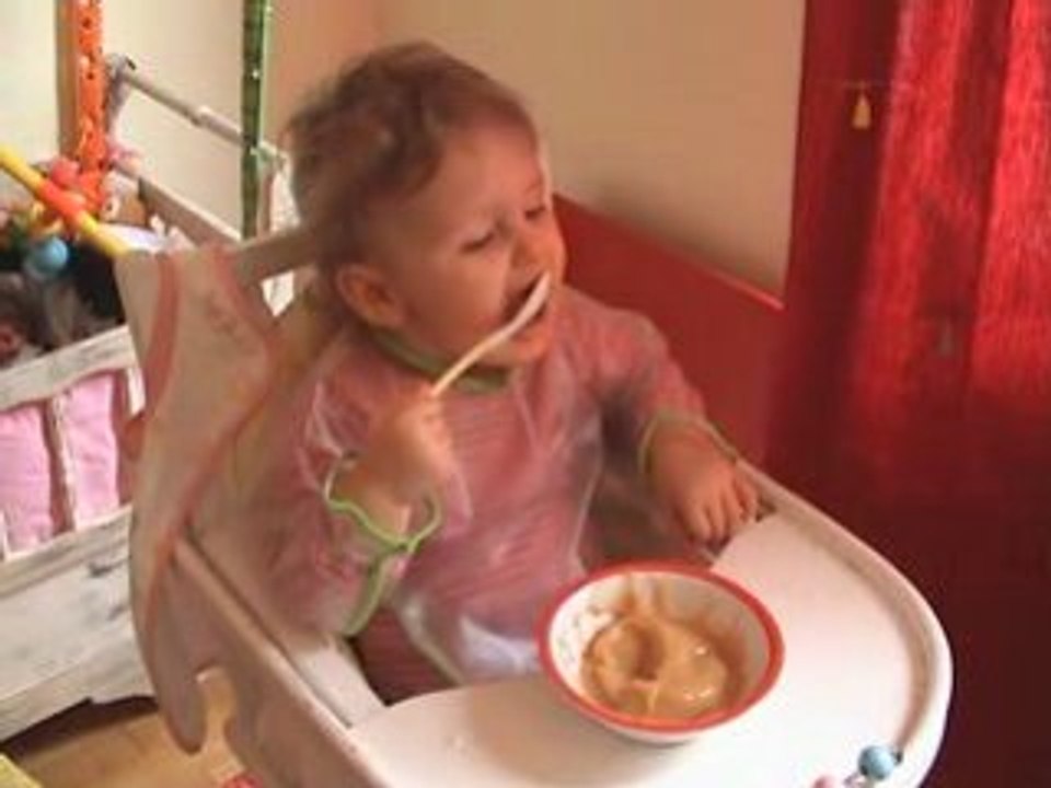 Jaja mange toute seule !!