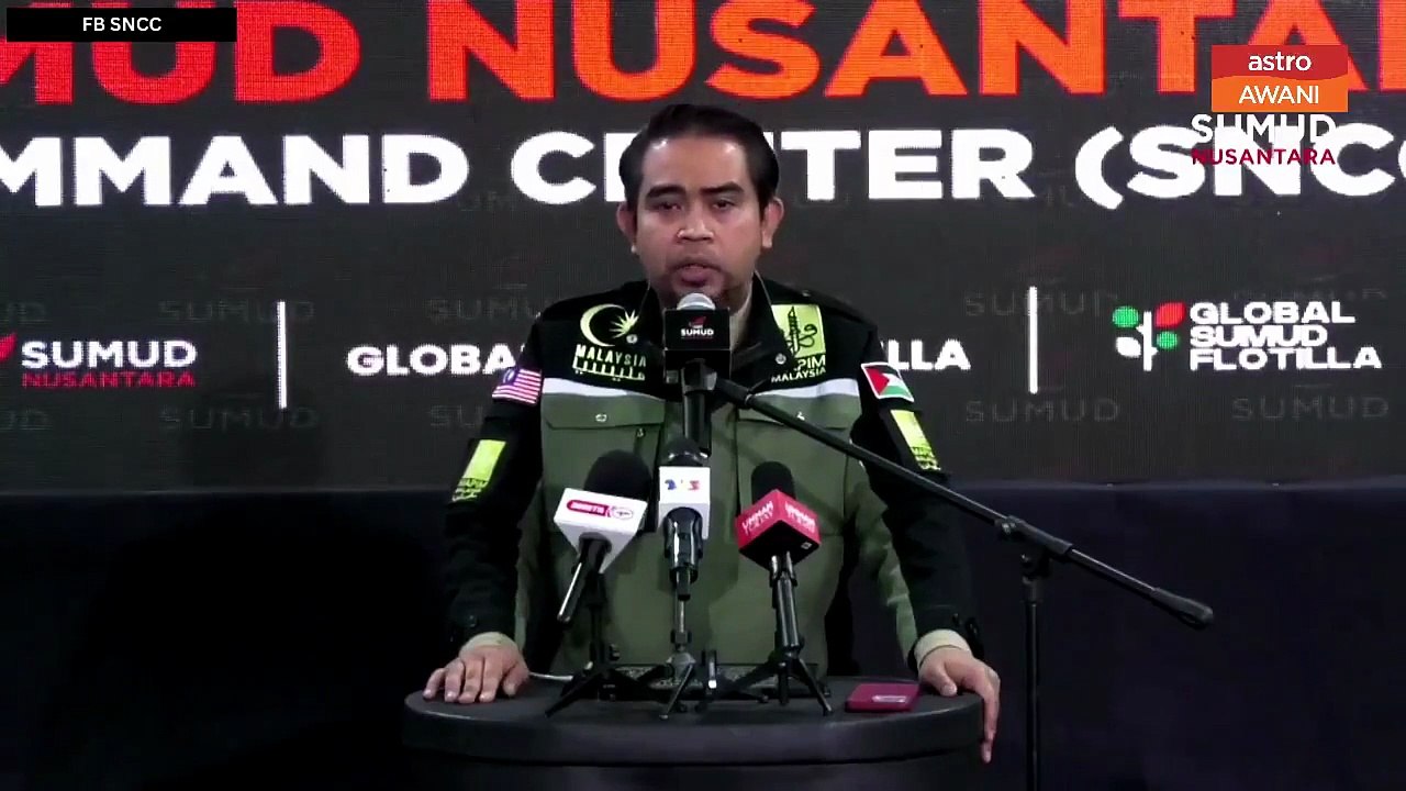428 aktivis sedang dipindahkan menaiki bas menuju Lapangan Terbang Ramon