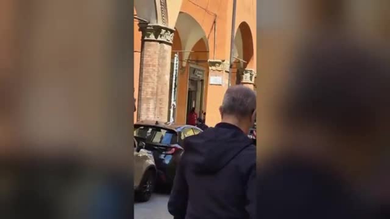 Bologna, il video dell'uomo che ha smontato un cartello stradale e lo ha trascinato. Sassone (FdI): «La città è diventata questo»
