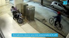 Dos ladrones robaron una moto estacionada en 3  y 61