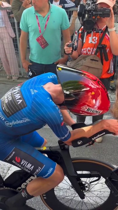 A moment of recovery after the effort of the race