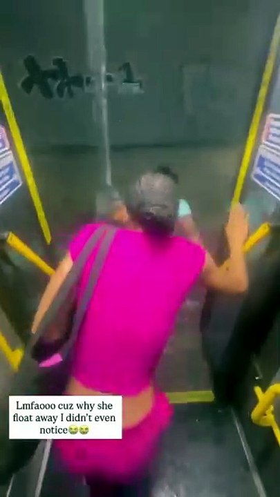 mujer cae al agua