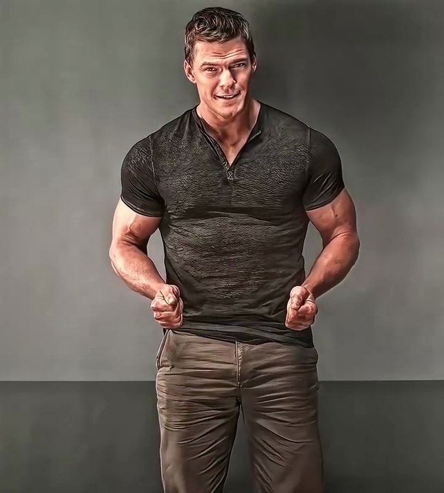 No phone, no baggage, no hesitation. Jack Reacher doesn't need to look for trouble; trouble realizes its mistake the moment he walks in. That is 100% pure aura. 🧠🥃#JackReacher #Reacher #JackReacherEdit #Aura #ColdMindset #AlanRitchson #ReacherSeason3 #S