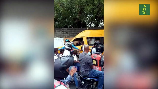 Conductor de transporte escolar es agredido por motoconchistas frente a estudiantes en el Café de Herrera
