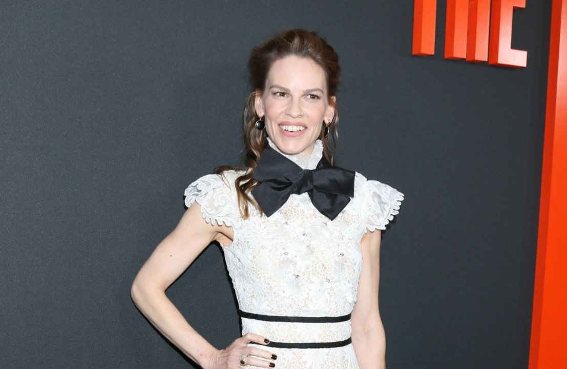 Hilary swank fühlt sich durch späte mutterschaft 'präsenter'
