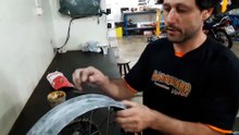 Como montar um pneu de moto sem câmar[1]