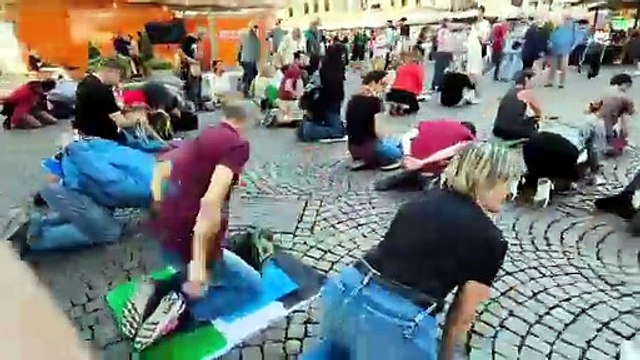 Trento, manifestanti in ginocchio in piazza Duomo per solidariet? con gli attivisti di Flotilla maltrattati da Israele