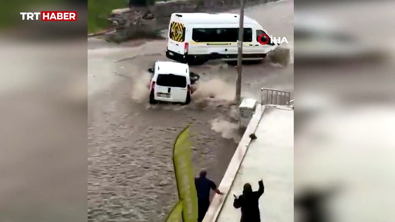 Sele kapılan kişiyi kurtarmaya çalışan vatandaşlar böyle sürüklendi