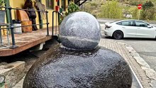 Cette boule de pierre géante tourne comme une bille, grâce à un simple filet d’eau
