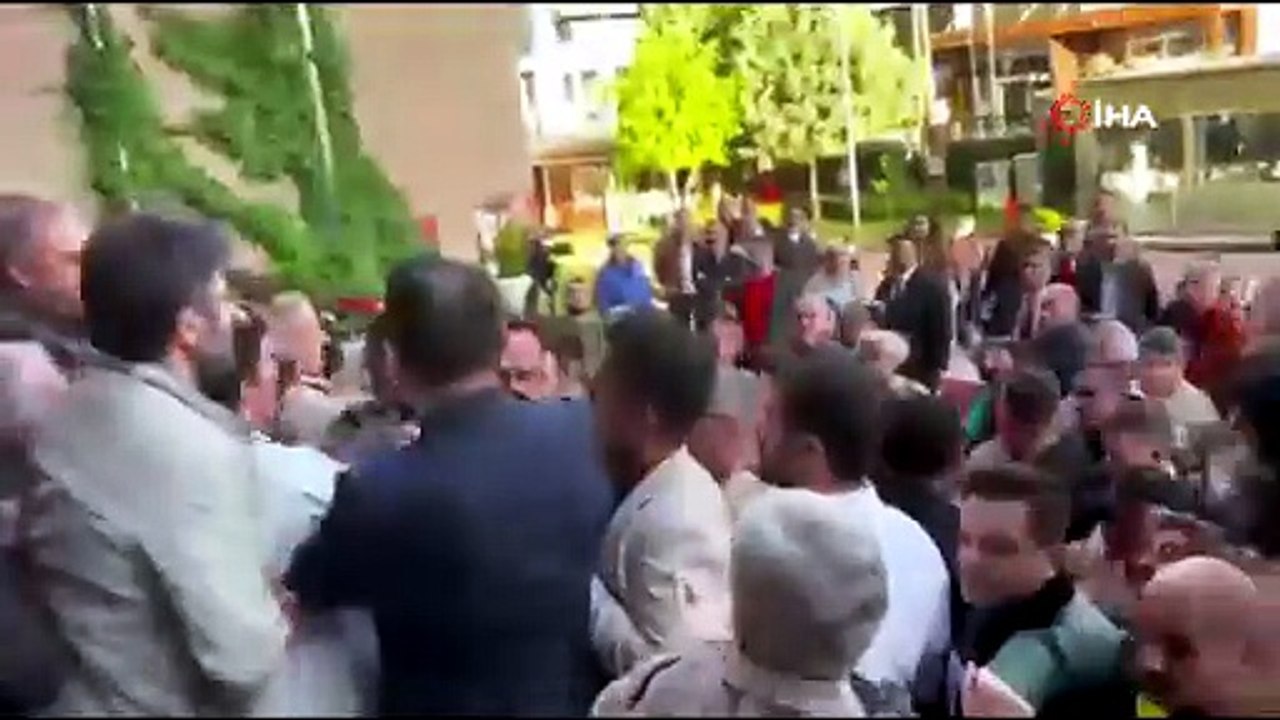 CHP Genel Merkezi önünde basın mensuplarına saldırı