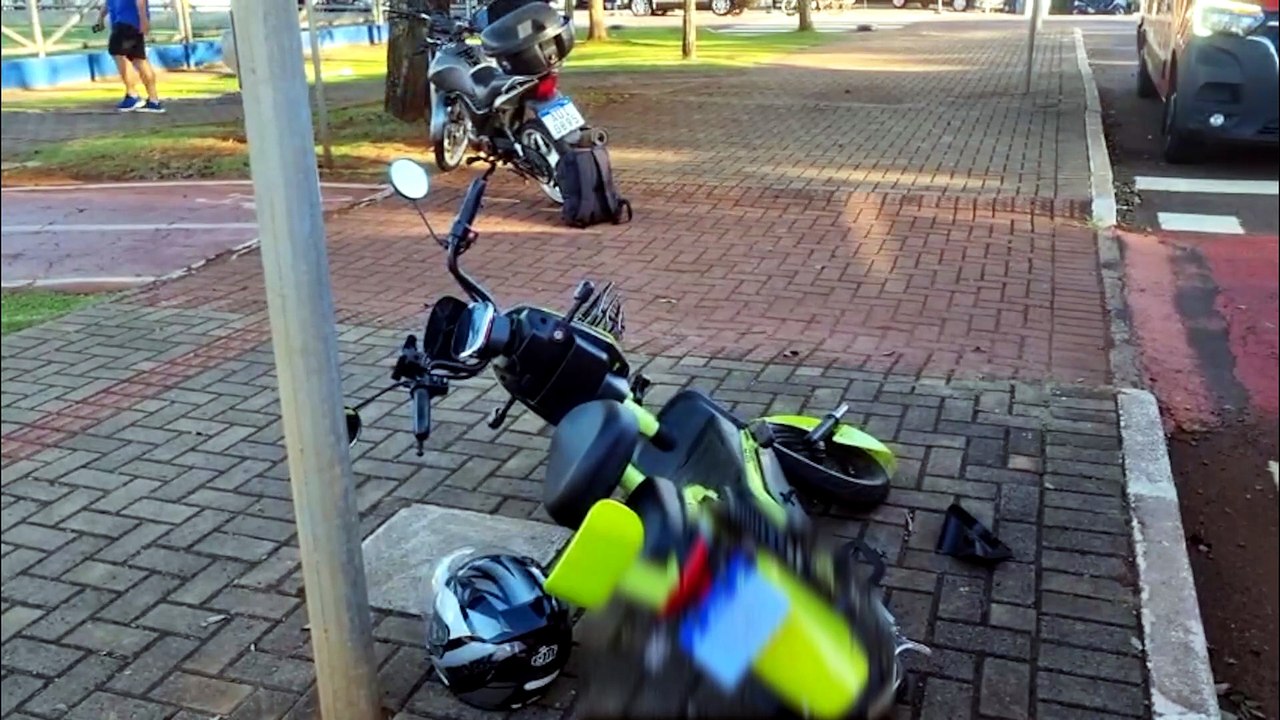Batida entre moto e bicicleta elétrica deixa dois feridos, incluindo adolescente com fratura