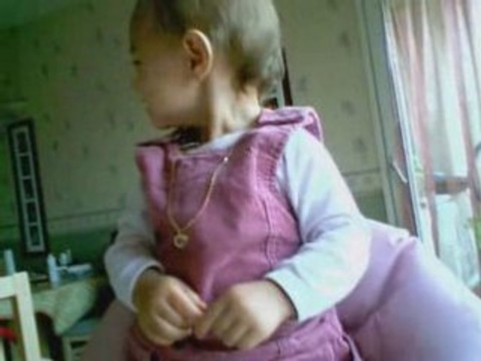 Lalie danse techno !