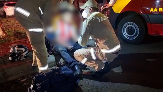 Motociclista de 19 anos fica ferido após colisão com carro na Av. Rocha Pombo em Cascavel