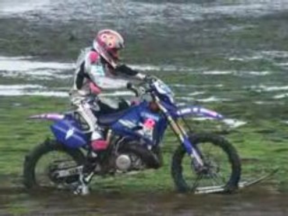 Traversée du lac en motocross