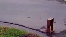 Vecinos denunciaron falta de respuestas por una pérdida de agua