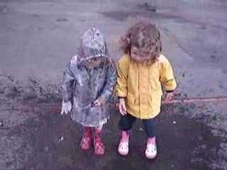 Les flaques d'eau (Lola et Gabrielle)