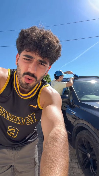 On nettoie la voiture de mon père ensemble 😁🧽