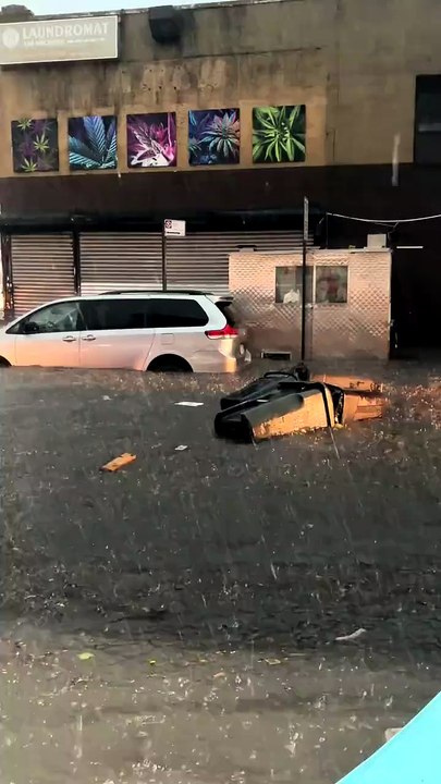 🌧️ Une scène de folie à New York après les fortes pluies. 🏙️🌊