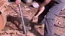 Hammering an excavator track isn't damage—it's saving the machine! 🚧⚙️ #Excavator #HeavyMachinery