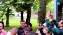 Bilgi Üniversitesi öğrencileri ve akademisyenleri kapatma kararını protesto ediyor